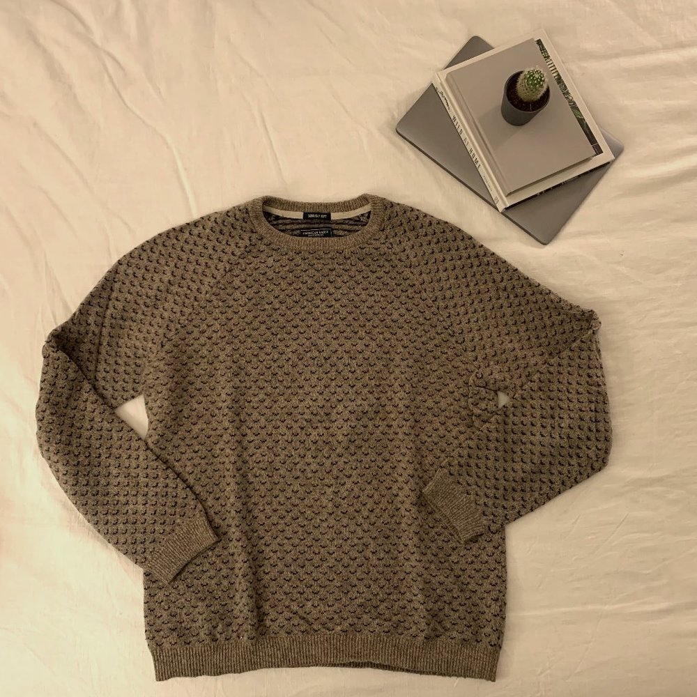 L Men's American Eagle tan and navy patterned sweater